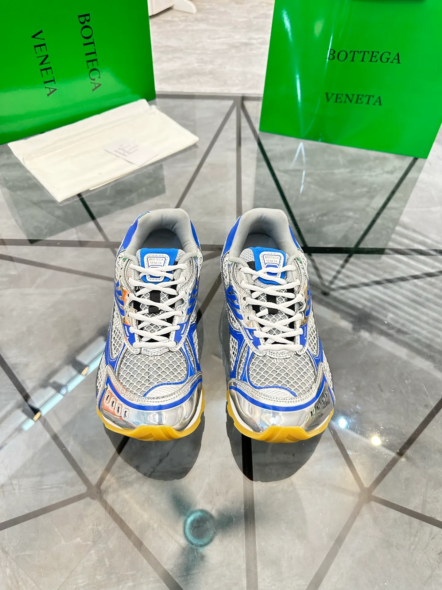 Factory men's shoes 💰: 620💰 (top version) BV Orbit sneakers Wang Yibo's same style couple's dad shoes Runner sneakers, made of lightweight technical mesh fabric. Matched with geometric pattern designed rubber outsole Wang Zha series high version Look for the package craftsmanship The actual height is much higher, but the legs are still slim. Very nice and playable and durable Matching to the standard 💯 Package shoe technology Look for the high version The outsole is made of color-blocked TPU outsole Women's model 35 36 37 38 39 40 41 (40 41 customized) Men's model 38 39 40 41 42 43 44 45. (Customized size 38 45.46) No. H345
